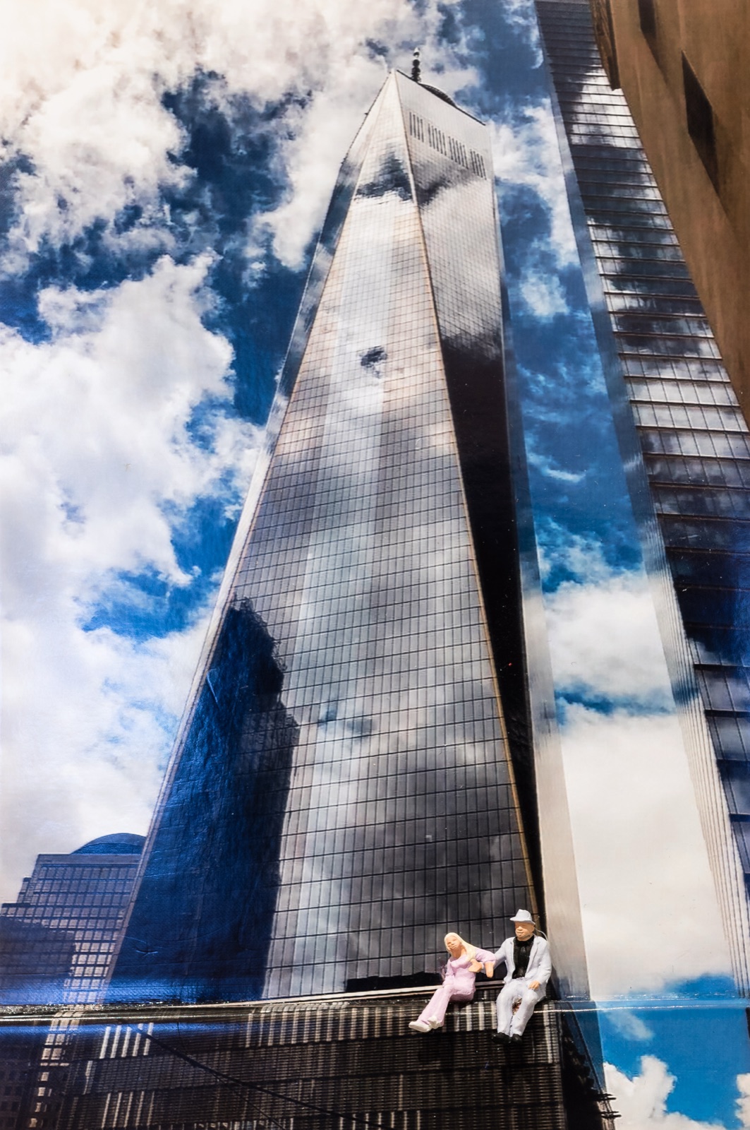 Diorama: Miniaturpaar sitzt auf einem Sims vor dem One World Trade Center in New York